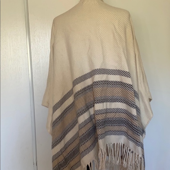 Poncho from Abercrombie & Fitch - Picture 3 of 4